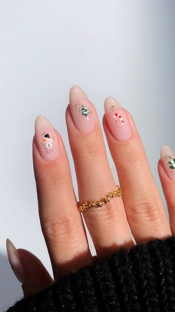 Minimalist Christmas Nail Art, Negative Space Christmas Nails, Australian Christmas Nails, Minimal Christmas Nail Art, Christmas Minimal Nails, Natural Christmas Nail Ideas, Christmas Acyrilics Nails, Simplistic Christmas Nails, Simple Christmas Nails 2023