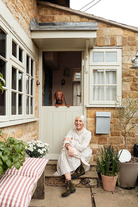 European Country Cottage Interiors, Cotswold Home Interiors, English Cottage Windows, Charming Cottage Interior, Vintage English Cottage Interiors, Modern English Cottage Interiors, Colorful Cottage Interiors, Contemporary Cottage Interiors, Scottish Cottage Interior