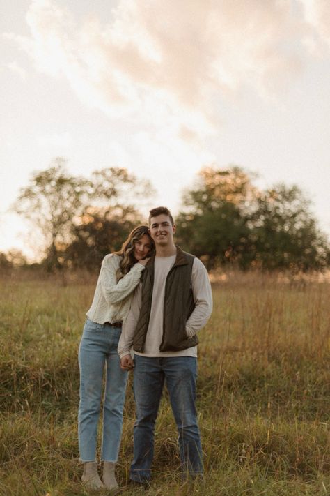 Engagment Fall Photo Outfit, Neutrals Couple Photoshoot, September Couple Photoshoot Outfits, Neutral Couples Photoshoot Outfits, Fall Couples Photoshoot Outfits Neutral, Save The Date Photo Outfit Ideas, Cute Engagement Poses, Casual Couple Outfits Photography, Couple Easter Pictures