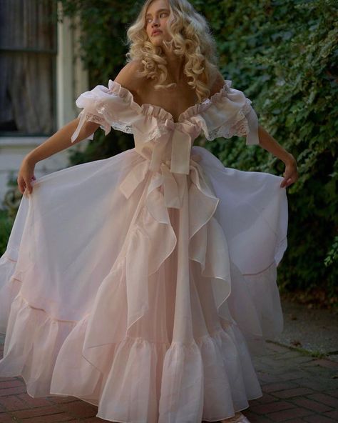 Selkie ™ (@selkie) • Fotos y videos de Instagram Princess Dress Ideas, Pink Christmas Cards, 50 Aesthetic, Fairy Princess Dress, Fantasy Literature, Pretty Prom Dresses, Dress Aesthetic, Fairytale Dress, Grad Dresses