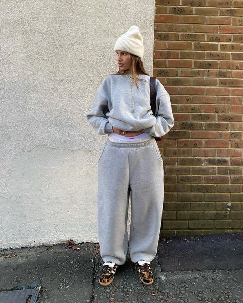 ❄️🤍 | Instagram Grey Pullover Outfit, Sweatsuit Outfits Women, Gray Hoodie Outfit, Tracksuit Outfit Women, Hoodie Outfit Aesthetic, Gray Sweatpants Outfit, Y2k Tracksuit, Joggers Outfit Women, Sweatsuit Outfits