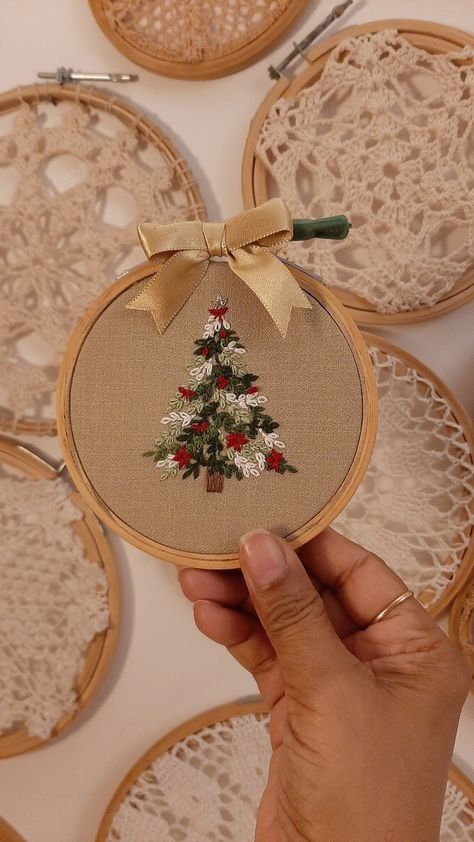 Seasonal Embroidery, Christmas Tree Embroidery, French Knot Stitch, Tree Embroidery, Christmas Embroidery Patterns, Diy Embroidery Kit, Diy Broderie, Stitch Guide, Embroidery Christmas