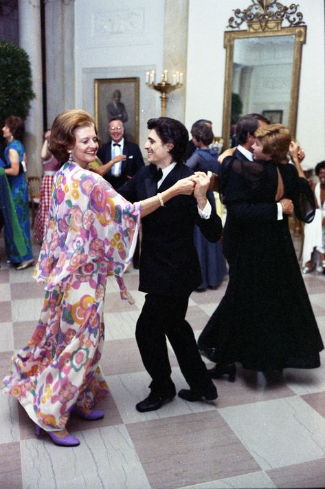 Nelson Rockefeller, Presidents Wives, American First Ladies, State Dinner, Betty Ford, National Archives, American Presidents, Chiffon Gown, King Jr