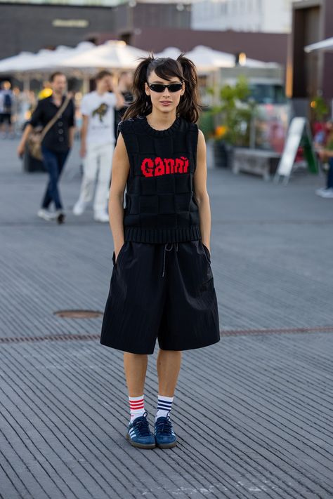 Fashion Week Inspo Outfits, Copenhagen Fashion Week Street Style 2023, Colourful Street Style, Hot Weather Street Style, Street Style Summer Outfits Inspiration, Street Style Aesthetic Summer, Street Style Summer 2023, New York Summer Outfits Street Style, Oversized Summer Outfit