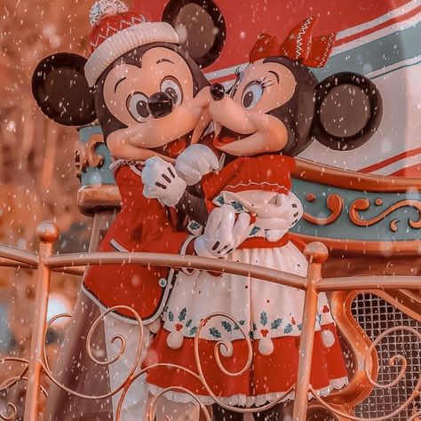 Disney Parks Christmas, Disney In Christmas, Disney Christmas Wallpaper Iphone, Disney Christmas Aesthetic, Christmas In Disneyland, Christmas Disney World, Disney At Christmas, Merry Bookmas, Grass Aesthetic