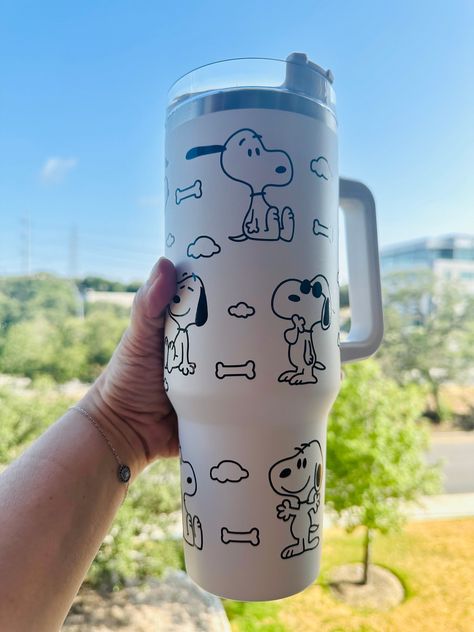 Snoopy Stanley Cup, Snoopy Tumbler Cups, Stanley Vinyl Ideas, Snoopy Tumbler Ideas, Decorated Stanley Tumbler, Stanley Decorated, Snoopy Tumbler, Snoopy Things, Snoopy Items