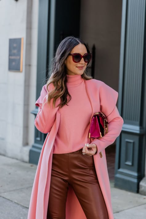 3 Looks to Get Inspired for Fall Pink Turtleneck Outfit, Turtleneck Outfit, Brown Outfit, Pink Coat, Brown Pants, Pink Outfits, Clothes Horse, Look Chic, Outfits Casuales