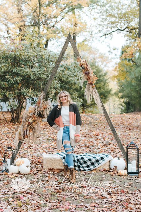 senior photo inspo, fall mini sessions, autumn aesthetic, triangle arch, triangle arch for weddings, triangle arch for photo booth Arch For Photoshoot, Triangle Arch Photoshoot, Fall Triangle Arch, Fall Family Mini Session Ideas, Triangle Arch Fall Photoshoot, Fall Photoshoot Backgrounds, Fall Photoshoot Props Mini Sessions, Outdoor Photoshoot Props Ideas, Christmas Triangle Arch