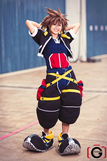 Sora from Kingdom Hearts | 2013 Anime Expo <== That is one of the best, most accurate cospalys I've ever seen! ...Except, where's the Keyblade, Sora?? :D Sora Cosplay, Kingdom Hearts Cosplay, Kingdom Hearts Sora, Running Outfit, Sora Kingdom Hearts, Video Game Cosplay, Awesome Cosplay, Jamais Vu, Epic Cosplay