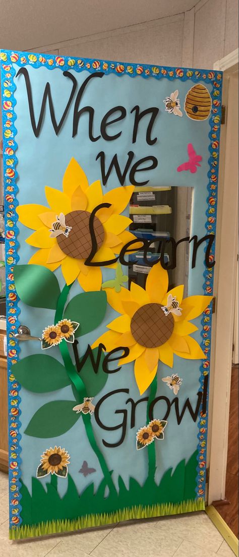 Sunflower Classroom Bulletin Boards, Sun Flower Bulletin Board Ideas, Classroom Sunflower Decor, Sunflowers Bulletin Board, Sunflower Board Ideas, Sunflower Bulletin Board Ideas Preschool, Sunflower Theme Classroom Ideas, Preschool Room Door Ideas, Sunflower And Bee Classroom Theme