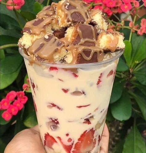 Y si vamos por unas fresas con crema" 😍😋🍓🍰 Mexican Snacks, Fast Food Items, Catering Ideas Food, Chocolate Covered Treats, Junk Food Snacks, Mexican Dessert, Yummy Comfort Food, Sweet Snacks Recipes, June 30