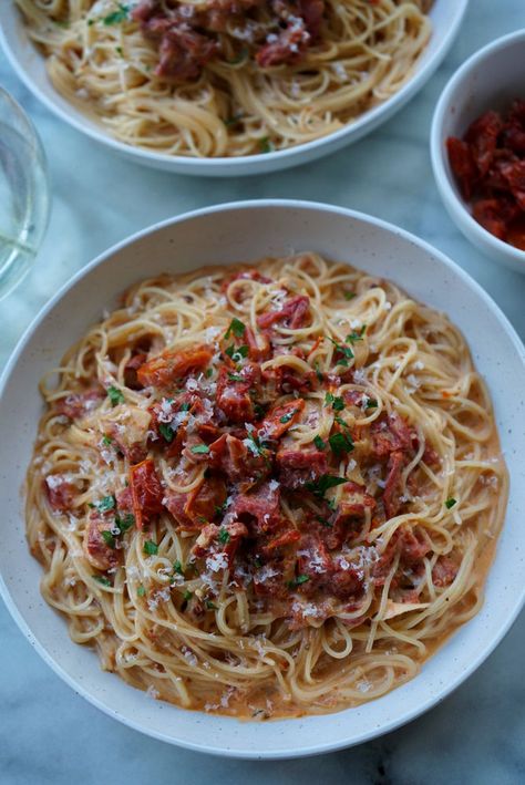 Pasta Table, Capellini Pasta, Sushi Bowl Recipe, Spagetti Recipe, Food Receipt, Tasty Pasta, Healthy Food Motivation, Sun Dried Tomatoes, Parmigiano Reggiano