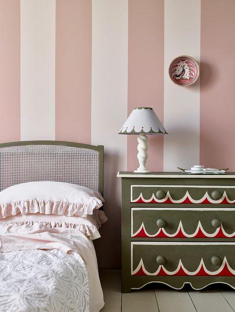 Pink Painted Walls, Murs Roses, Stripe Wall, Paint Trends, Creative Wall Painting, Striped Walls, Christmas Room Decor, Paint Stripes, Christmas Room