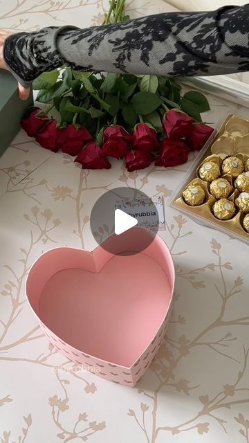 Valentine Rose Bouquet Ideas, Bouquet Flowers And Chocolate, Ferrero Rocher Gift Ideas For Him, Box Flowers Gift Ideas Diy, Flowers And Ferrero Rocher, How To Gift Chocolates, Chocolate Roses Bouquet Diy, Ferrero Rocher Heart Bouquet, Chocolate With Roses Bouquet