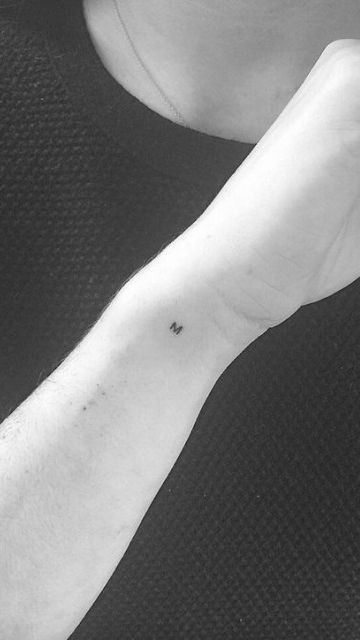 . Resist Tattoo, Datum Tattoo, Tiny Tattoo Ideas, Tato Jari, Tiny Wrist Tattoos, Initial Tattoo, Tiny Tattoo, Dainty Tattoos, Subtle Tattoos