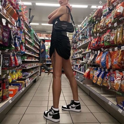 13 Fresh Ways Fashion Girls Are Styling Nike in 2020 High Top Sneakers Outfit, Jordan Outfits Womens, Buty Jordan, Outfits With Jordan 1s Fashion Styles, Stile Kendall Jenner, Jordan 1 Outfit Women, Jordan 1 Outfit, Skor Sneakers, Sneaker Outfits