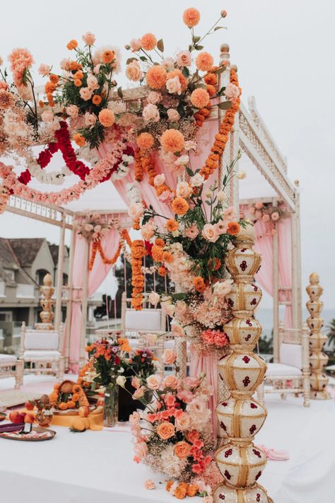 Hindu Wedding Theme, Hindu Ceremony Decor, Hindu Wedding Mandap Decoration, Hindu Wedding Aesthetic, Traditional Hindu Wedding Decor, Hindu Wedding Decor, Mandap Ideas, Indian Wedding Aesthetic, Shaadi Decor