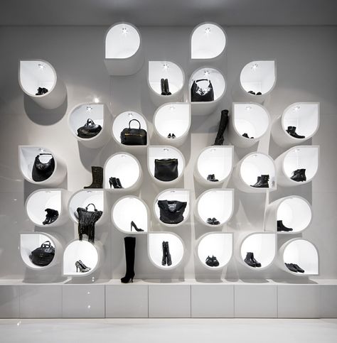 B&W basic Multibrand Store, Fashion Store Design, Visual Merchandising Displays, Window Display Design, Retail Inspiration, Retail Windows, Retail Shelving, Retail Store Design, Retail Interior