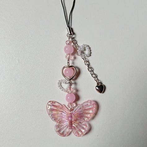 Butterfly Coquette phone charm🩷🎀 Color Options: pink. Price: 130₹ + shipping. Customization available🥀✨️ #phonecharm #handmade #handmadejewelry #smallbusiness #connection #communitylove #favaudience #instaengagement #jewelsknot #aesthetic #ａｅｓｔｈｅｔｉｃ #inpiration Phone Charms Diy, Keychain Aesthetic, Butterfly Aesthetic, Diy Jewelry Earrings, Bracelet Inspo, Pink Charm, Strap Phone, Pretty Iphone Cases, Phone Charms