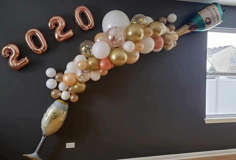 Champagne Birthday Balloons, 25 Bday Decoration Ideas, Wine Bottle Balloon Decoration, Champagne Bottle Balloon Decoration, Beer Birthday Decorations, Champagne Birthday Decor, New Years Balloon Decorations, Champagne Theme Birthday Party, Champagne Balloon Decor