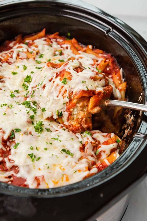 Crockpot Baked Ziti is a delicious and easy recipe that you can make in your slow cooker. This recipe only takes a few minutes to prepare, and it's a great weeknight dinner option. Crockpot Ziti With Spinach, Crock Pot Mostaccioli, Crockpot Ziti Slow Cooker, Crockpot Mostaccioli Recipe, Crockpot Ziti Recipes, Ziti Crockpot, Baked Ziti Crockpot, Crockpot Ziti, Slow Cooker Ziti