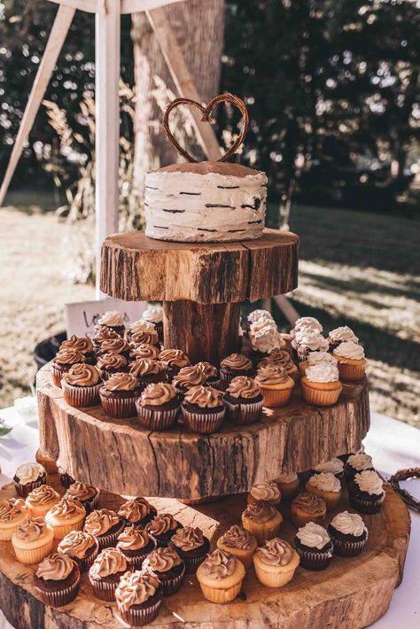 Woodland Wedding Cake With Cupcakes, Southern Wedding Cakes Rustic, Rustic Cake Table Ideas, Western Wedding Bride And Groom Table, Small Country Wedding Cake, Western Wedding Cupcake Ideas, Western Cupcakes Wedding, Southern Chic Wedding Ideas, Western Wedding Desserts