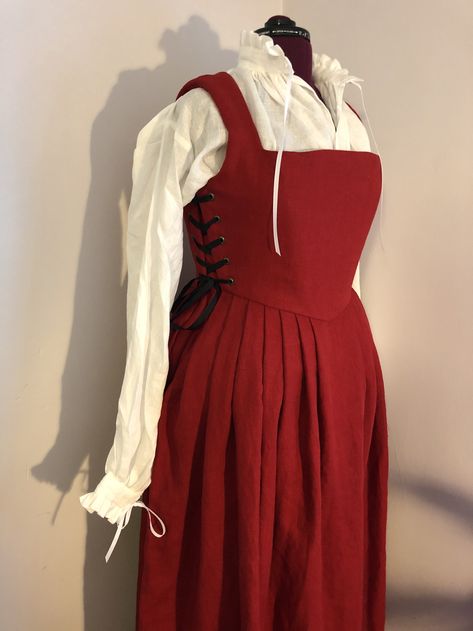 Supportive Renaissance-style linen kirtle for Faires, Festivals, or SCA laces at the sides and has pockets.  Contact Courtly Clothier to discuss custom work. Kirtle Pattern, Faerie Witch, 1500s Fashion, Tudor Costumes, Historical Sewing, Under Dress, Skyrim, Wrap Dress, High Neck Dress