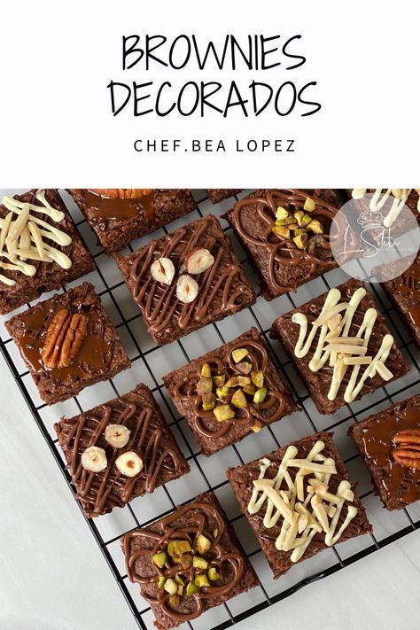 Como decorar los brownies de una forma sencilla y deliciosa Party Food Catering, Brownies Decorados, Toffee Dessert, Decorated Brownies, Pinoy Dessert, Mini Brownies, Pretty Cupcakes, Blondie Brownies, Weird Food