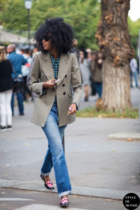 Julia Sarr-Jamois Street Style Street Fashion Streetsnaps by STYLEDUMONDE Street Style Fashion Blog Julia Sarr Jamois, Weekend Clothing, Vintage Boyfriend Jeans, Boyfriend Blazer, Women Flats, Blazer Shirt, Style Challenge, Mein Style, Street Style Inspiration