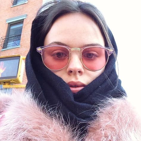 Atlanta de Cadenet Taylor Atlanta De Cadenet Taylor, Glasses Design, Pink Lenses, Hobo Chic, Oakley Frogskins, Ray Ban Sunglasses Outlet, Rose Colored Glasses, Wearing Glasses, Fashion Glasses