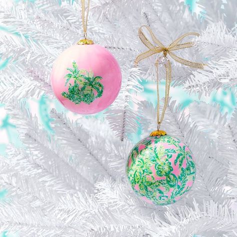 Lilly Pulitzer on Instagram: “Don’t let these gifts slip away...last chance to receive limited edition printed ornaments with your $75 spend! (Stay tuned: Beginning at…” Preppy Christmas Tree, Lilly Pulitzer Christmas, Preppy Christmas, Christmas Ornament Sets, Holiday Inspiration, Christmas Is Coming, Christmas Prints, Last Chance, Ornament Set