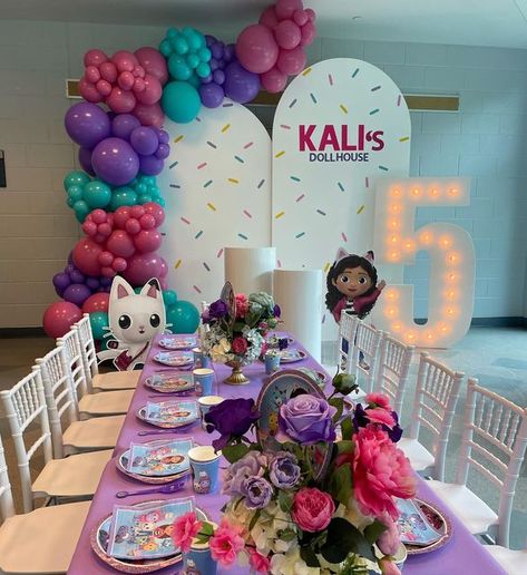 Atlanta Balloon Event Decor by Icet on Instagram: "Gabby’s Dollhouse for Kali’s 5th Birthday 💜 #happybirthday #birthdaydecor #5thbirthday #5thbirthdayparty #gabbysdollhouse #kidstable #balloondecor #birthdayballoons" Gabby’s Dollhouse Balloons, Gabbys Dollhouse Birthday Party Backdrop, Cabby’s Dollhouse Party, Gabbys Dollhouse Balloon Garland, Gabbys Dollhouse Balloon Decor, Gabby Dollhouse Table Decorations, Gabby Dollhouse Party Decorations, Gabby House Party, Gabbys Dollhouse Birthday Decor