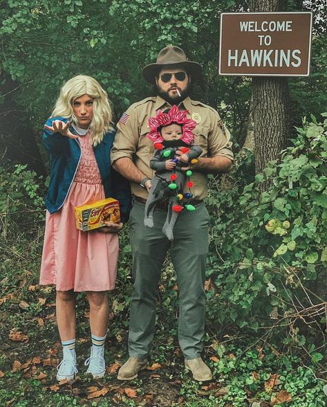 Costumes worthy of the Upside Down Customes Halloween, Disfraces Stranger Things, Matching Family Halloween Costumes, Stranger Things Halloween Costume, Family Themed Halloween Costumes, Kostuum Halloween, Themed Halloween Costumes, Stranger Things Costume, Stranger Things Halloween