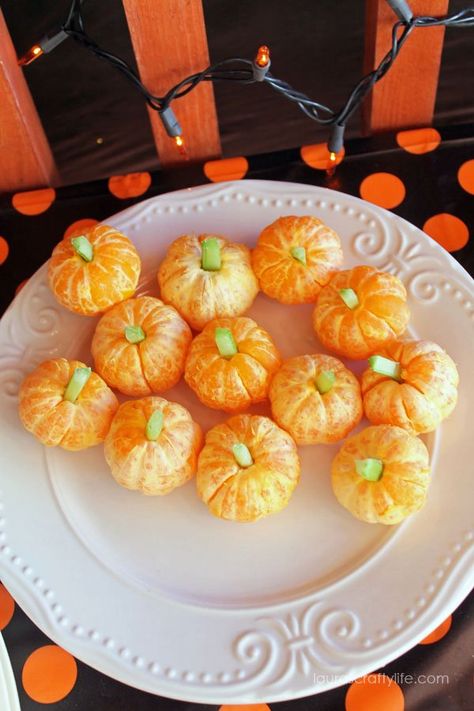 Clementine cuties pumpkins for Halloween party food. Easy Halloween Snacks For Kids, Harvest Party Food, Halloween Food For Adults, Clementine Pumpkins, 1st Birthday Foods, Pumpkin Snack, Easy Halloween Snacks, Halloween Snacks For Kids, Pumpkins For Halloween