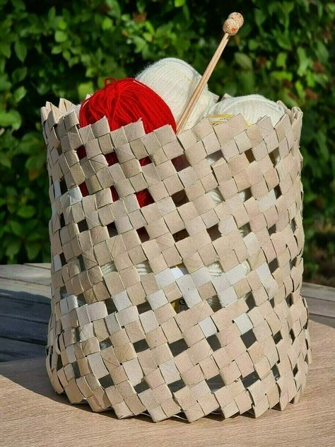 A Basket Made By Recycling Paper Rolls • Free tutorial with pictures on how to make a papercraft in 7 steps Paper Flower Basket, Decoration With Paper, Upcycle Paper, Toilet Paper Roll Diy, Recycling Paper, Toilet Paper Roll Art, Recycle Crafts Diy, Weaving For Kids, Rolled Paper Art