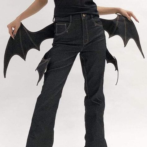 doesn't have to stick out, but I like the idea of bat wings on clothing. Maybe jacket W/bat wings? Bat Wing, Cool Fits, Edgy Outfits, Character Outfits, Mode Inspiration, Dream Clothes, Bat Wings, Mode Outfits, Costume Design