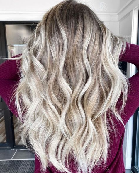 Sparkly Bright Blonde Balayage Hair Blonde Balayage Hair, Platinum Blonde Balayage, Bright Blonde Hair, Blonde Balayage Highlights, Blonde Tips, Kadeřnické Trendy, Ash Blonde Balayage, Blond Balayage, Dirty Blonde Hair