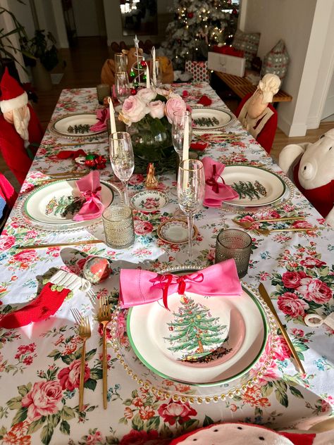 Classy Colorful Christmas Decor, Colorful Christmas Dining Room, Merry And Bright Christmas Tablescape, Christmas Tablescapes Colorful, Colorful Christmas Table Setting, Girly Christmas Party Decor, Eclectic Christmas Table Setting, Holiday Dishes Christmas Dinner Parties, Colourful Christmas Table Setting