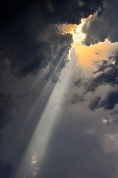 sun rays over cloudy Crepuscular Rays, Collage Foto, Photographie Portrait Inspiration, Dark Clouds, Sky And Clouds, Beautiful Sky, Nature Aesthetic, Sky Aesthetic, The Clouds