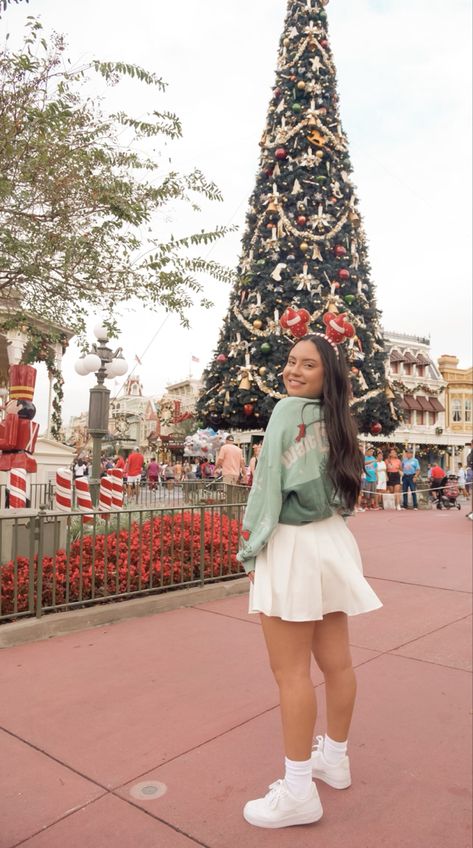 Xmas Disney Outfits, Disney Park Christmas Outfits, Christmas Disney Pictures, Disney Outfit Ideas Christmas, California Christmas Outfit, Disneyworld December Outfit, Cute Christmas Disney Outfits, Disney Outfits For Christmas, Disney World In December Outfits