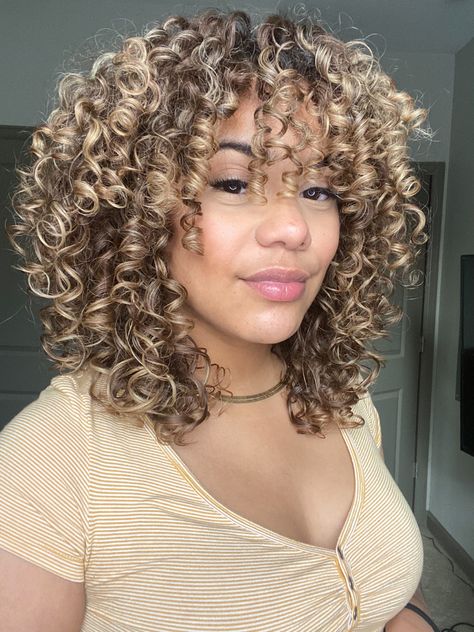 Blond Highlight On Curly Hair, Blonde Hair For Curly Hair, Black To Blonde Curly Hair, Beige Blonde Highlights Curly Hair, Pumpkin Spice Curly Hair, Platinum Blonde Curly Hair Highlights, Highlight Blonde Curly Hair, Honey Blonde Highlights On Natural Hair, Different Color Curly Hair