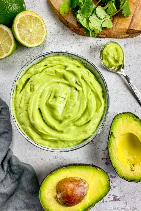 Avocado Crema Vegan, Vegan Avocado Crema, Vegan Crema, Crema Recipe, Low Calorie Vegan, Avocado Creme, Oil Free Vegan Recipes, Halloween Camping, Avocado Crema