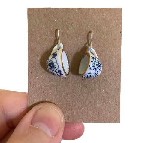 You will love these Cute Blue Floral Ceramic Earrings, 2cm high little ceramic teacups with blue flowers and gold rim hang on handmade silver plated ear wires. Perfect little unique earrings for birthdays, or treats for yourself. Gorgeous little earrings that will get lots of attention and compliments. 𝗚𝗼𝗿𝗴𝗲𝗼𝘂𝘀 𝗠𝗮𝘁𝗰𝗵𝗶𝗻𝗴 𝗻𝗲𝗰𝗸𝗹𝗮𝗰𝗲: 𝗵𝘁𝘁𝗽𝘀://𝗲𝘁𝘀𝘆.𝗺𝗲/𝟯𝗫𝘆𝗝𝗵𝗪𝗿 ❤️ SIZE : approximately 2cm drop. ❤️ MATERIALS: ceramic teacup with blue flowers, handmade silver plat Earrings Weird, Tea Drinker Gifts, Weird Earrings, Novelty Earrings, Funny Earrings, Quirky Earrings, Ceramic Earrings, Tea Lovers Gift, Ceramic Earring