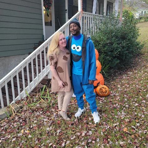 Cute couple Halloween costume. Cookie Monster & Chocolate Chip Cookie Cookie And Cookie Monster Costume Couple, Cookie Monster And Cookie Costume Couple, Cookie Monster Costume, Cookie Costume, Cute Couple Halloween Costumes, Diy Cookie, Trunk Or Treat, Couple Halloween, Couple Halloween Costumes