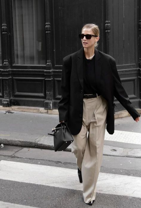 Minimalist Style - Mija Flatau Minimal Outfit Minimalism Clothes, Australian Winter Fashion, Ireland Fashion, Oversized Grey Sweater, Walking Down The Street, California Outfits, Minimal Outfit, Los Angeles Style, Looks Street Style