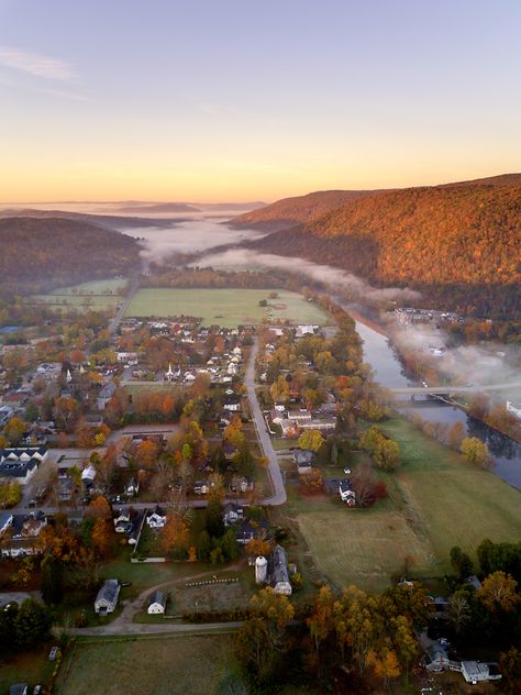 Dark New England Aesthetic, New England Suburbs, Connecticut Fall Aesthetic, New England Architecture, New Haven Connecticut Aesthetic, Connecticut Autumn, Little Town Aesthetic, Aesthetics Scenery, Fall Connecticut