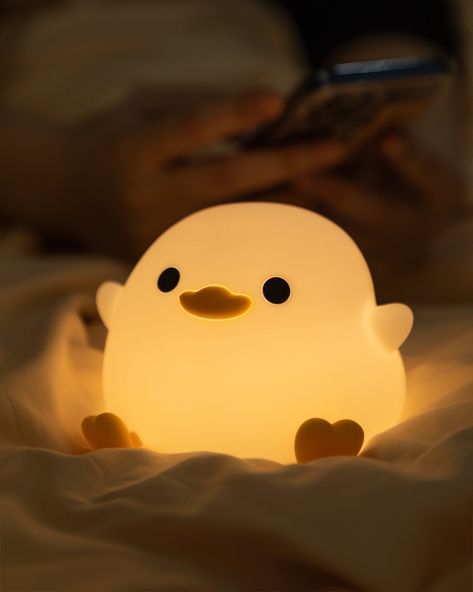 Illuminate your space with the Quack Night Lamp. A cute yellow table light, perfect for bedrooms, offering battery-powered convenience and a playful touch to decor. Cute Reading Light, Cute Room Decoration Ideas, Desk Lamp Cute, Smiley Room Decor, Cute Night Lights Aesthetic, Aesthetic Lamp Night, Cute Aesthetic Things To Buy, Cute Items Aesthetic, Cute Room Stuff