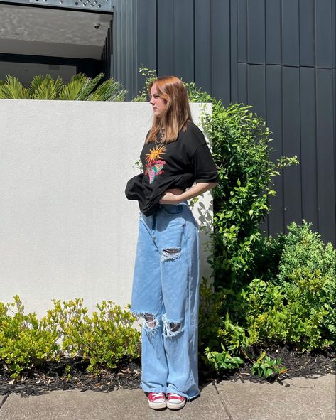 Oversized tshirt, baggy jeans, red high top converse Baggy Jeans Pose Ideas, Baggy Clothes With Converse, Baggy Tops Outfit, Red High Tops Outfit, Maroon Converse Outfit High Tops, Poses With Baggy Jeans, Baggy Outfits With Converse, Fits With Red Converse, Converse And Baggy Jeans