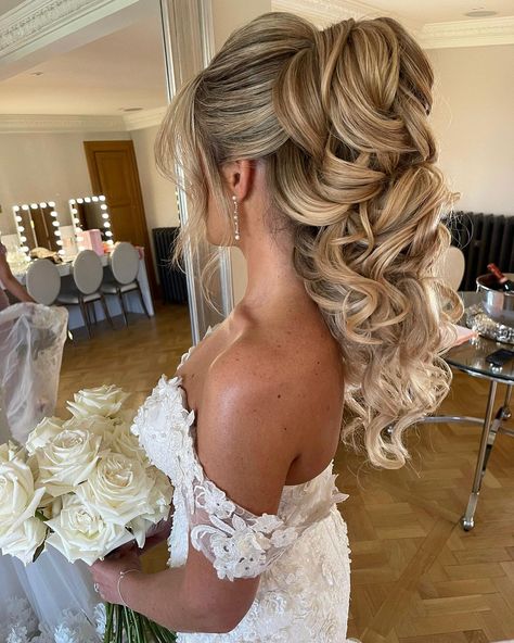 The wedding season is here, and brides from all over the world will be celebrating in style! What type of style are we referring to, and what is somet... Wedding Bride Hairstyles With Veil, Glam Bridal Ponytail, Bride Inspo Bridal Hair, Wedding Hairstyles For Sleeveless Dress, Bride Curls Down, Bridal High Ponytail With Veil, Wedding Hair With Off The Shoulder Dress, Veil With Hair Up, Wedding Hairstyles For Extra Long Hair