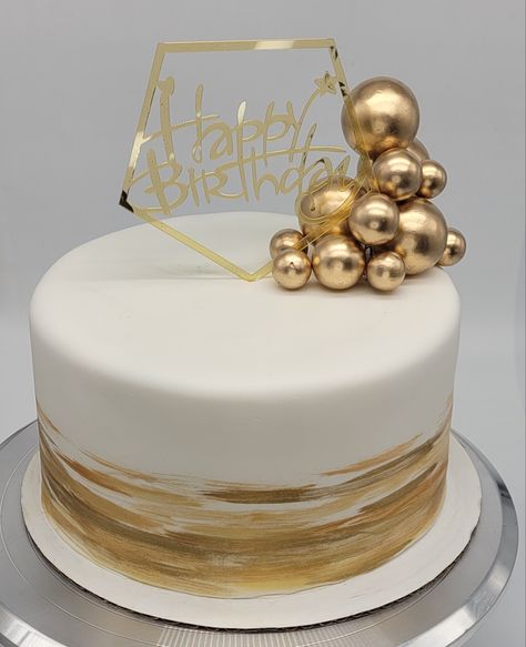 White Gold Cake Design, White And Gold Birthday Cakes For Women, White And Gold Cake Simple, White And Gold Cake Ideas, Golden Cake Design, White And Golden Cake, Gold Cake Design Birthday, Gold Theme Cake, 30th Birthday Cakes For Men